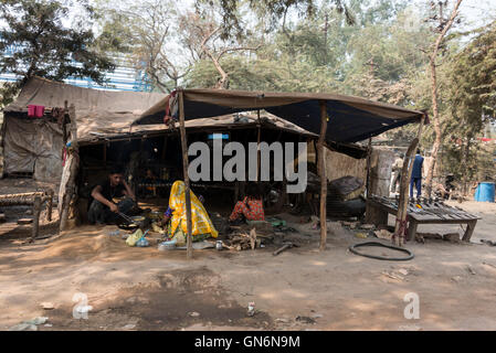 Eine Notlösung, die in einem Slumviertel an der Hauptstraße in Agra, Uttar Pradesh.India nach Hause Stockfoto