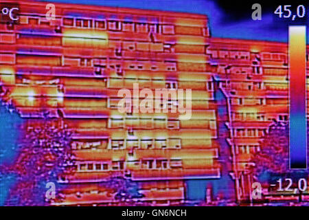 Infrarot-Thermografie-Bild zeigt mangelnde Wärmedämmung auf Wohnhaus Stockfoto