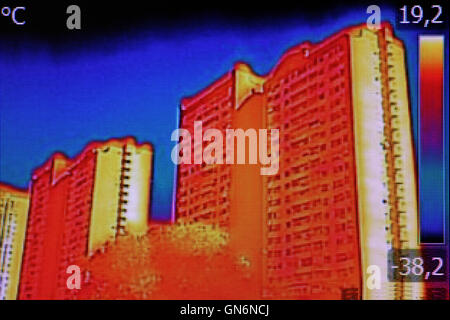 Infrarot-Thermografie-Bild zeigt mangelnde Wärmedämmung auf Wohnhaus Stockfoto
