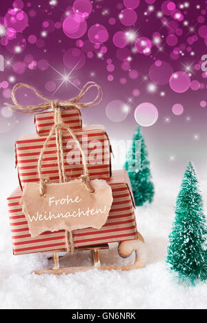 Vertikale Schlitten auf lila Hintergrund, Frohe Wohnaccesoires bedeutet Frohe Weihnachten Stockfoto