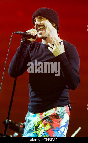 Red Hot Chili Peppers-Sänger Anthony Kiedis beim Leeds Festival im Braham Park, West Yorkshire führt. Stockfoto