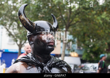 London, UK. 28. August 2016. Die traditionelle off am frühen Morgen, die Jouvert Parade beginnt den ersten Tag der Notting Hill Carnival, eines der größten Straßenfeste der Welt. Bei der Parade wird Lack und Mehl ausgelöst. Im Jahr 2016 feiert Notting Hill Carnival sein 50-jähriges bestehen. Stockfoto