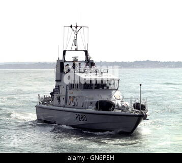 AJAXNETPHOTO. 23. AUGUST 2001. PORTSMOUTH, ENGLAND. -SCHULSCHIFF - P2000 KLASSE HMS DASHER EINGABE HAFEN.   FOTO: JONATHAN EASTLAND/AJAX REF: DASHER 2001 Stockfoto