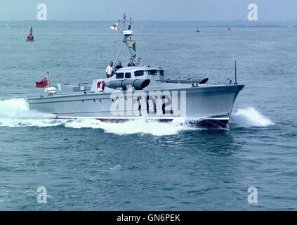 AJAXNETPHOTO. 23. AUGUST 2001. PORTSMOUTH, ENGLAND. -RESTAURIERTE WWII MTB - 64 JÄHRIGEN VOSPER MTB 102 ENTWORFEN UND GEBAUT. BERÜHMT FÜR SEINE ROLLE ALS PLATTFORM FÜR VERWENDET WINSTON CHURCHILL UND GENERAL EISENHOWER WEITER IHRE INSPEKTION DER D-DAY-FLOTTE IM JAHR 1944, FÜR SEINE ROLLE IN DEM FILM "THE EAGLE HAS LANDED" UND ALS EIN SEA SCOUT SCHULSCHIFF 102 WAR DER PROTOTYP-DESIGN FÜR DIE MEHRHEIT DER WWII BRITISCHE MTB.  FOTO: JONATHAN EASTLAND/AJAX.  REF: 102 2001 1. Stockfoto