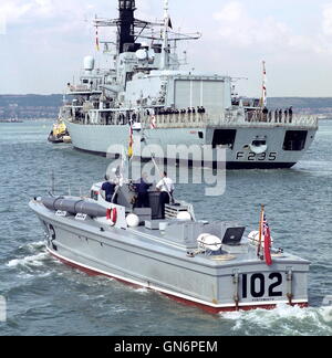 AJAXNETPHOTO. 23. AUGUST 2001. PORTSMOUTH, ENGLAND. -RESTAURIERTE WWII MTB - 64 JÄHRIGEN VOSPER MTB 102 ENTWORFEN UND GEBAUT. BERÜHMT FÜR SEINE ROLLE ALS PLATTFORM FÜR VERWENDET WINSTON CHURCHILL UND GENERAL EISENHOWER WEITER IHRE INSPEKTION DER D-DAY-FLOTTE IM JAHR 1944, FÜR SEINE ROLLE IN DEM FILM "THE EAGLE HAS LANDED" UND ALS EIN SEA SCOUT SCHULSCHIFF 102 WAR DER PROTOTYP-DESIGN FÜR DIE MEHRHEIT DER WWII BRITISCHE MTB. GESEHEN IN HAFEN ACHTERN DER TYP 23 FREGATTE HMS MONMOUTH. FOTO: JONATHAN EASTLAND/AJAX.  REF: 102 2001 3 Stockfoto