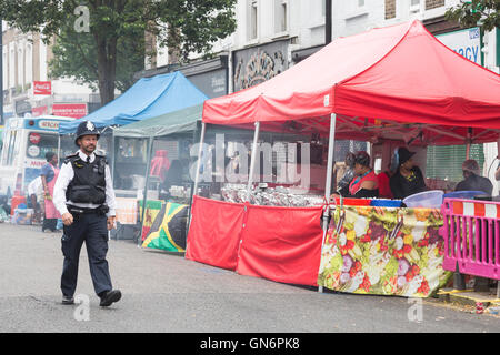 Ein Polizist in Golborne Road in Notting Hill Carnival Stockfoto