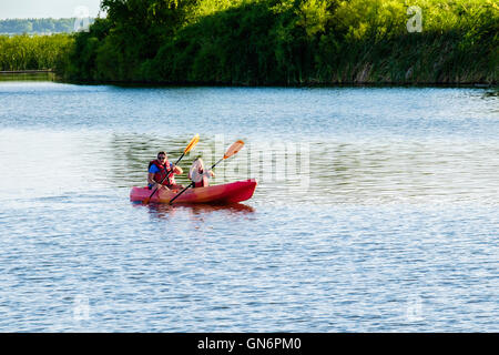 Kaukasische Frau und Kind, ein junges Mädchen, Kanu entlang der North Canadian River in der Nähe von Oklahoma City, Oklahoma, USA. Stockfoto