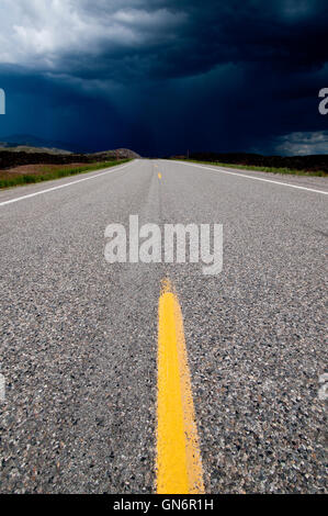 Idaho State Route 22/33 östlich von Arco Überschrift in einem großen Gewitter in der Nähe von Kratern of The Moon National Monument Stockfoto