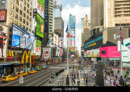 Ein relativ menschenleeren Blick auf Times Square Blick nach Süden an der 7th Avenue am Wochenende morgens früh in New York City. Stockfoto