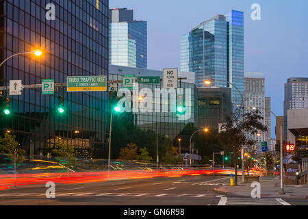 Verkehr schafft Lichtspuren in der Dämmerung in der Innenstadt von White Plains, New York. Stockfoto