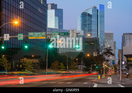 Verkehr schafft Lichtspuren in der Dämmerung in der Innenstadt von White Plains, New York. Stockfoto