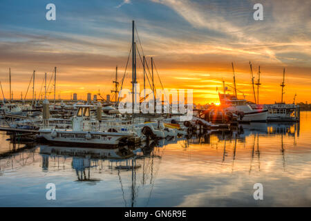 Die Sonne geht über Boote angedockt an der St. Augustine Municipal Marina in St. Augustine, Florida. Stockfoto