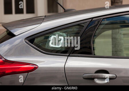 Uber-Aufkleber auf Autoscheibe - USA Stockfoto