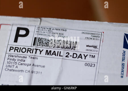 USPS Priority Mail 2-Tages Versandetikett auf Paket (Priority Mail) - USA Stockfoto