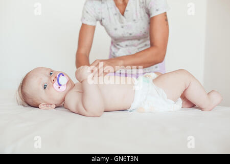 Frau tut Übungen und die Baby-massage Stockfoto