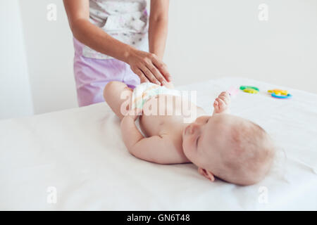 Frau tut Übungen und die Baby-massage Stockfoto