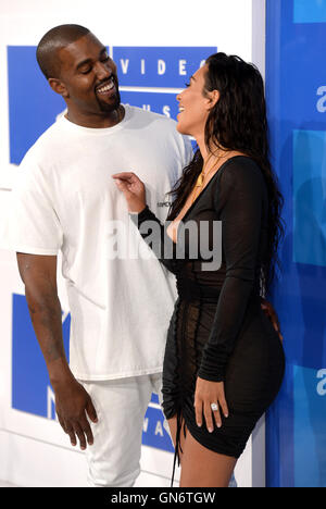 Kim Kardashian und Kanye West Ankunft bei den MTV Video Music Awards 2016, Madison Square Garden, New York City. Stockfoto