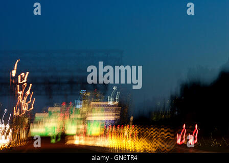 Tysons Corner, Virginia, USA - verschwommenes Bild von Werbetafeln und Barrikaden auf der Straße in der Dämmerung auf der Interstate 495 in Fairfax County, Virginia. Stockfoto