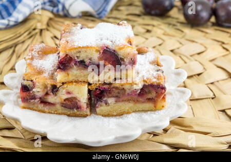 Pflaume Frucht süß Tortenstücke auf einem Teller Stockfoto