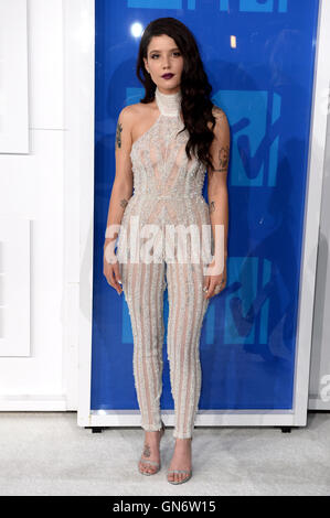 Halsey Ankunft bei den MTV Video Music Awards 2016, Madison Square Garden, New York City. Stockfoto