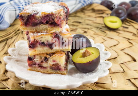 Pflaume Frucht süß Tortenstücke auf einem Teller Stockfoto