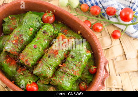 Sarma rollt in einem traditionellen Teller mit Cherry Tomaten Stockfoto