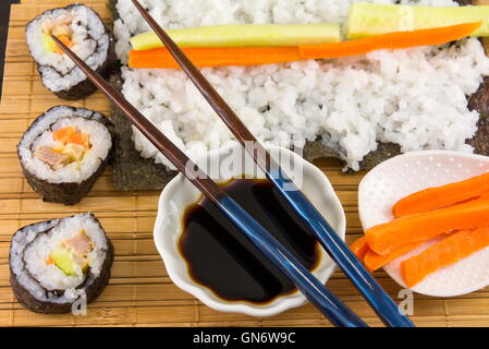 Zubereitung von Sushi. Sushi Zutaten und gemachte Sushi-Rollen Stockfoto