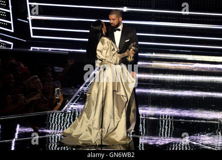 Drake präsentiert Rihanna mit Michael Jackson Vanguard Award während der Show bei den MTV Video Music Awards 2016, Madison Square Garden, New York City. Stockfoto