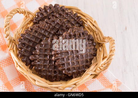 Schoko-Runde hausgemachte Kekse in hölzernen Korb Stockfoto