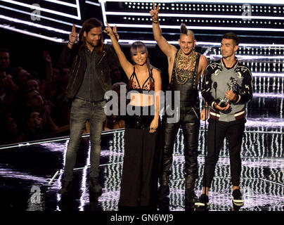 Cole Whittle, Joe Jonas, JinJoo Lee und Jack Lawless von DNCE mit ihrer Auszeichnung während der Show bei den MTV Video Music Awards 2016, Madison Square Garden, New York City. Stockfoto