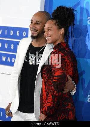 Swizz Beatz und Alicia Keys kommen bei den MTV Video Music Awards 2016, Madison Square Garden, New York City. PRESSEVERBAND Foto. Bild Datum: Sonntag, 28. August 2016. Vgl. PA Geschichte SHOWBIZ MTV. Bildnachweis sollte lauten: PA Wire Stockfoto