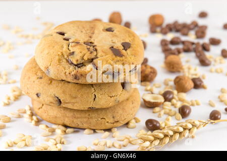 Chocolate Chip Cookies und Haselnüsse auf weißem Hintergrund Stockfoto