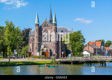 Menschen in Kajaks auf Singelgracht Kanal und St. Joseph Kirche in Alkmaar, Niederlande Stockfoto