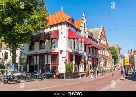Straßenszene-Ecke Lindegracht und Koorstraat mit Menschen auf der Freiluft-Café-Terrasse in Alkmaar, Niederlande Stockfoto