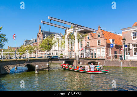 Menschen am Boot vorbei Brillesteegbrug auf Oudegracht Kanal in Alkmaar, Nordholland, Niederlande Stockfoto