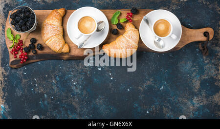 Frisch gebackene Croissants mit Garten Beeren und espresso Stockfoto