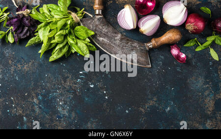 Gesundes Essen kochen Hintergrund über dunkel blau lackiertem Sperrholz Textur Stockfoto