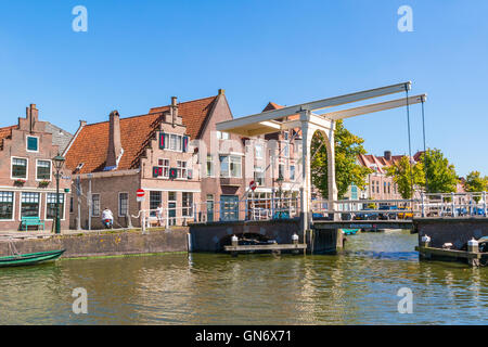 Hofstraatbrug Zugbrücke über Oudegracht Kanal in Alkmaar, Nordholland, Niederlande Stockfoto