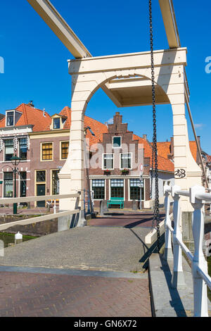 Hofstraatbrug Zugbrücke über Oudegracht Kanal in Alkmaar, Nordholland, Niederlande Stockfoto