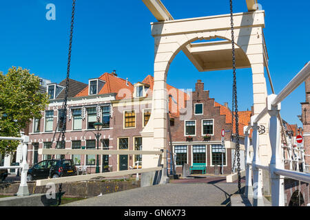 Hofstraatbrug Zugbrücke über Oudegracht Kanal in Alkmaar, Nordholland, Niederlande Stockfoto