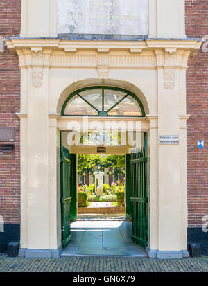 Eingangstor des Hofes Wildemanshofje in Alkmaar, Nordholland, Niederlande Stockfoto