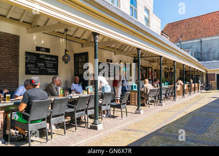 Menschen, die genießen Getränke auf der Terrasse am Vismarkt, Fischmarkt ehemaligen, in Alkmaar, Niederlande Stockfoto