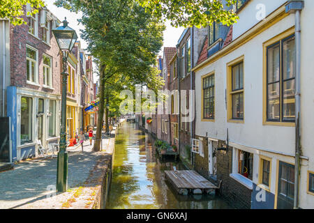 Häuser und Kai des Kooltuin Kanals in Alkmaar, Nordholland, Niederlande Stockfoto