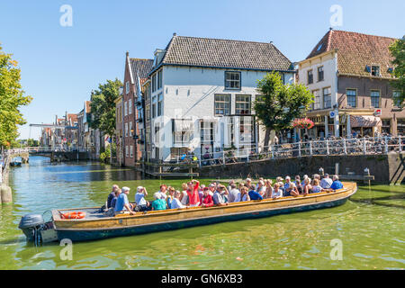 Touristen, die Besichtigung im Boot auf Zijdam Kanal in Alkmaar, Nordholland, Niederlande Stockfoto