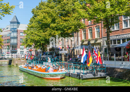 Menschen und touristischen Boot auf Mient Kanal in Alkmaar, Nordholland, Niederlande Stockfoto