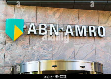 Markennamen Logo ABN AMRO bank auf lokale Niederlassung in Alkmaar, Nordholland, Niederlande Stockfoto