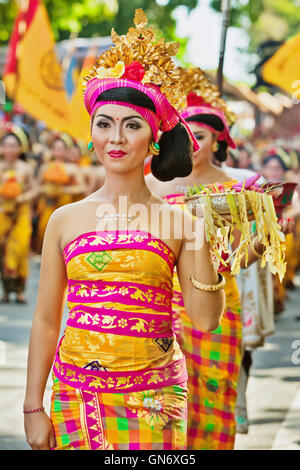 Denpasar, Bali, Indonesien - 13. Juni 2015: Schöne Frauen in traditionellen balinesischen Kostüm - Sarong tragen religiöse Angebot Stockfoto