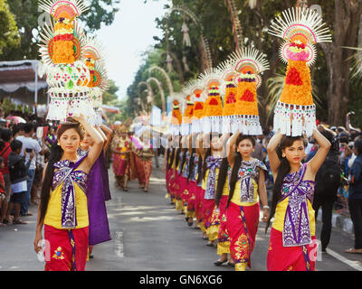 Denpasar, Bali, Indonesien - 13. Juni 2015: Gruppe von schönen Frauen in traditioneller balinesischer Kostüme mit Angebot auf Kopf. Stockfoto