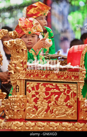 Denpasar, Bali, Indonesien - 11. Juli 2015: Kleines Kind - Musiker von Gamelan-Orchester Balinesen Kostüm spielen Musik Stockfoto