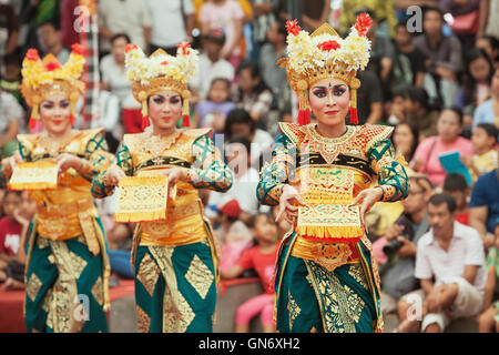 Denpasar, Bali, Indonesien - 28. Juni 2015: Schöne Frauengruppe in bunte Sarongs - Tänzerinnen balinesischen Stil gekleidet. Stockfoto